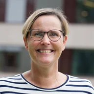 Frau Gesine Reinert